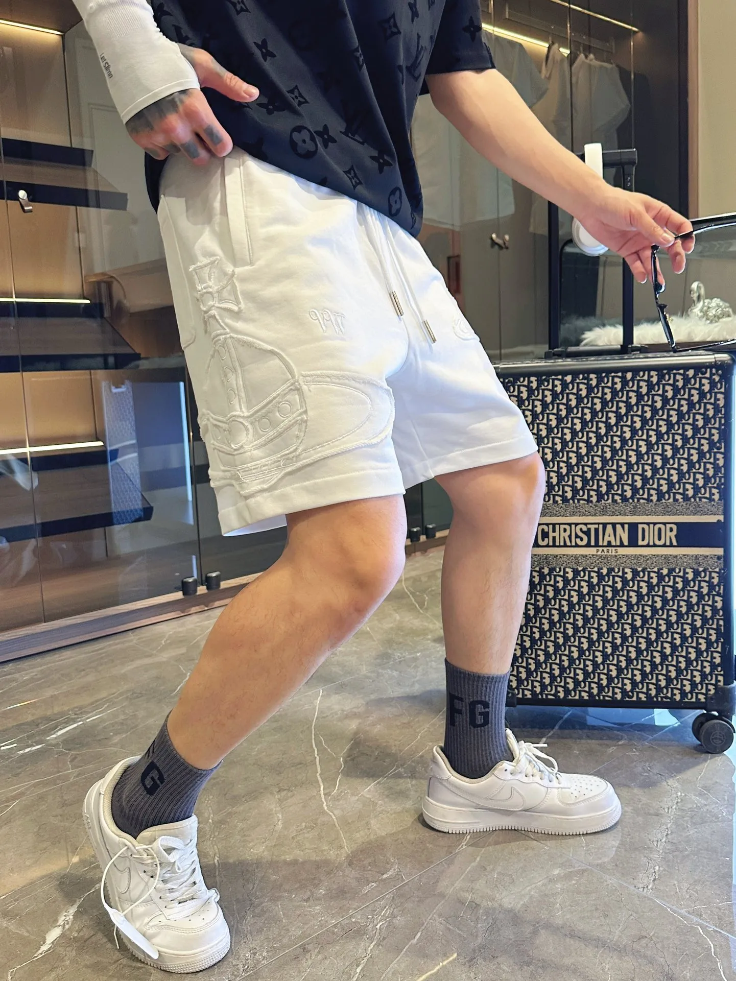 The Queen Mother's three-standard complete 2026 summer New Arrival men's casual shorts, advanced custom-made fabric Breathable fabric, Breathable elasticity and comfort, impeccable details, top-grade accessories, original logo design concept, delicate and soft feel! The upper body fit is awesome! Size: M-XXXL Please state your height and weight when ordering